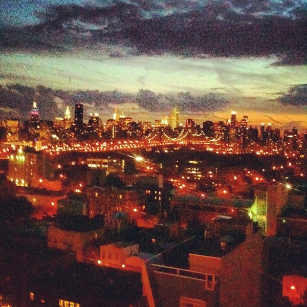 รูปภาพถ่ายที่ Holiday Inn L.I. City-Manhattan View โดย Jay J. เมื่อ 6/9/2012