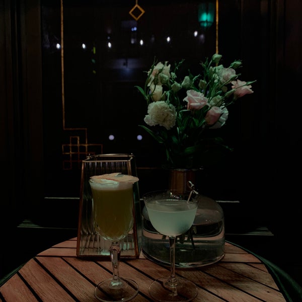 รูปภาพถ่ายที่ ZELDA BAR - Absinthe &amp; Oysters &amp; Cocktails โดย Uliana K. เมื่อ 6/27/2020