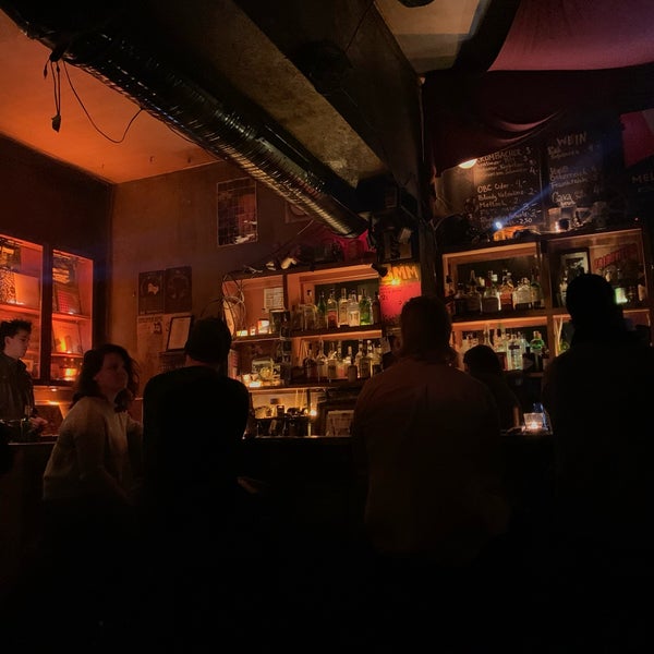 Барный стол xt 477a. Стеклянная барная стойка. Бар алиби москва. Bar mm. Барная стойка лофт стимпанк индастри.