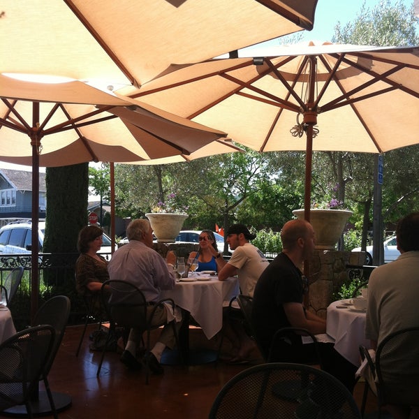 รูปภาพถ่ายที่ Hurley&#39;s Restaurant โดย Lewis C. เมื่อ 5/13/2013
