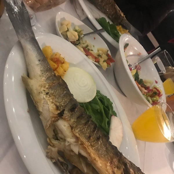 รูปภาพถ่ายที่ Sahil Restaurant โดย Ayşe T. เมื่อ 12/25/2019
