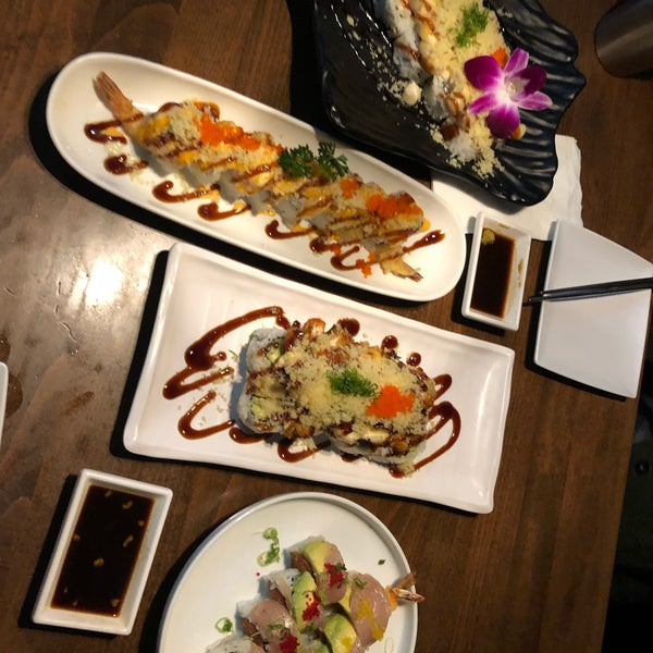 Foto scattata a Sushi Delight da Katie W. il 2/18/2020
