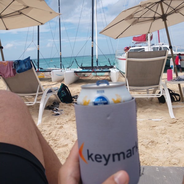 Снимок сделан в The Westin Grand Cayman Seven Mile Beach Resort &amp; Spa пользователем Ben V. 3/1/2019