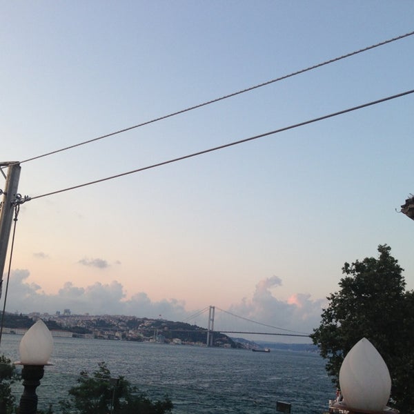 Foto diambil di Vira Balık Restaurant oleh Metin B. pada 7/15/2013