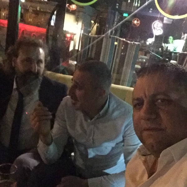 Das Foto wurde bei Mr.B Cocktail Bar &amp; Bistro von KÖROĞLU KADİR am 4/26/2018 aufgenommen