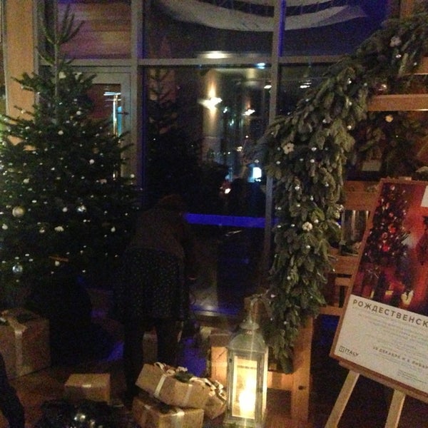 12/16/2014 tarihinde Pari L.ziyaretçi tarafından Ресторан «Елагин»'de çekilen fotoğraf