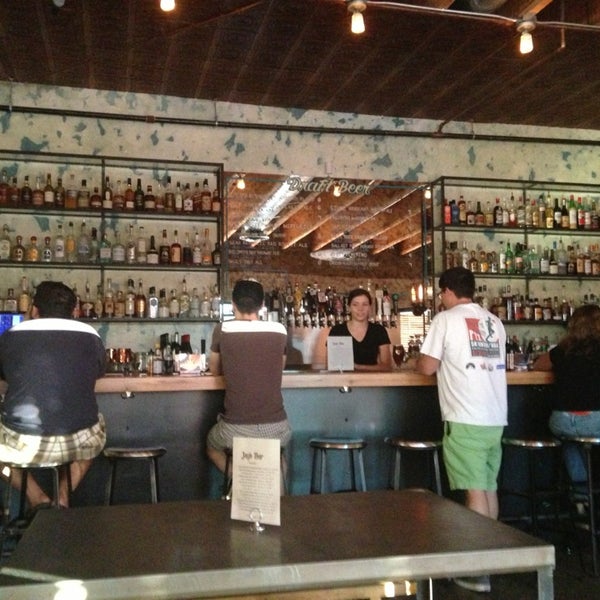 Foto tomada en Jay&#39;s Bar  por David K. el 9/16/2013