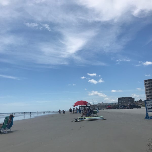Foto tomada en New Smyrna Beach Flagler Ave  por Nancy M. el 6/14/2018