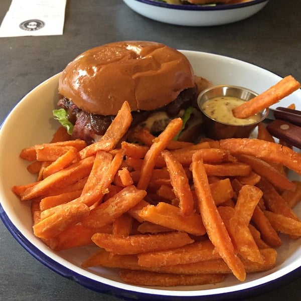 Foto diambil di Otto&#39;s Burger oleh Ben pada 2/21/2015