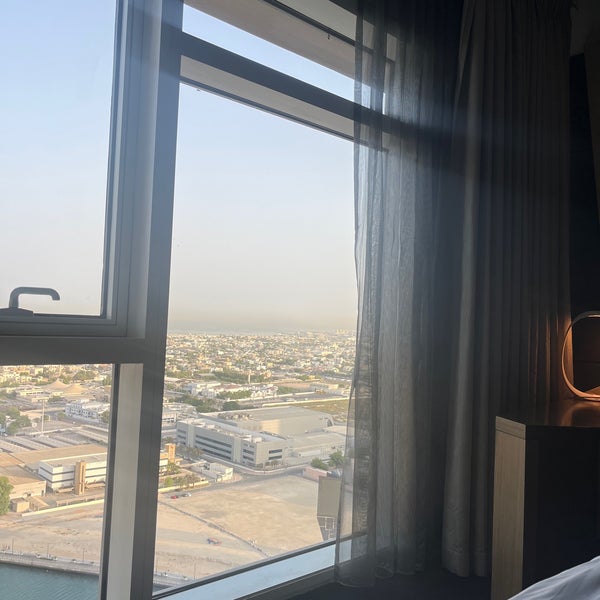 9/25/2023 tarihinde rrrrziyaretçi tarafından V Hotel Dubai, Curio Collection by Hilton'de çekilen fotoğraf