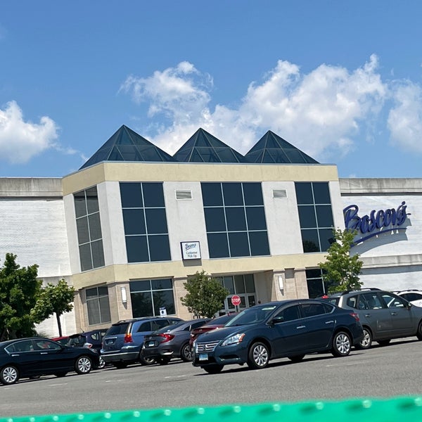 รูปภาพถ่ายที่ Connecticut Post Mall โดย Bianca B. เมื่อ 7/20/2022