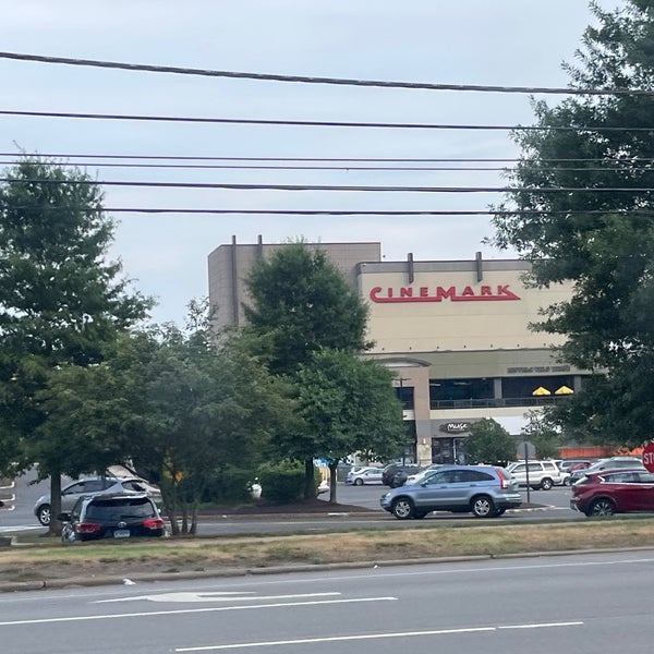 รูปภาพถ่ายที่ Connecticut Post Mall โดย Bianca B. เมื่อ 7/28/2022