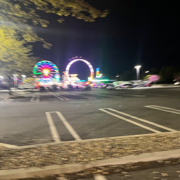 รูปภาพถ่ายที่ Connecticut Post Mall โดย Bianca B. เมื่อ 5/4/2023