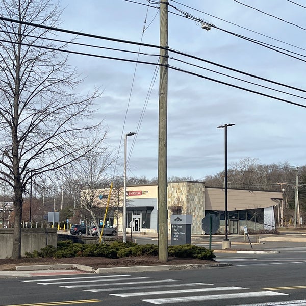 รูปภาพถ่ายที่ Connecticut Post Mall โดย Bianca B. เมื่อ 3/10/2023