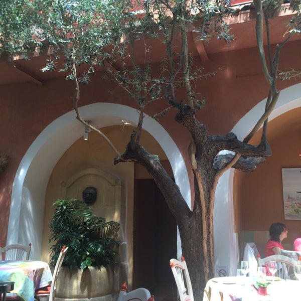 Nice place to lunch, but it's a slow food (and service) place. Enjoy the trees and the patio, very mediterranean atmosphere!