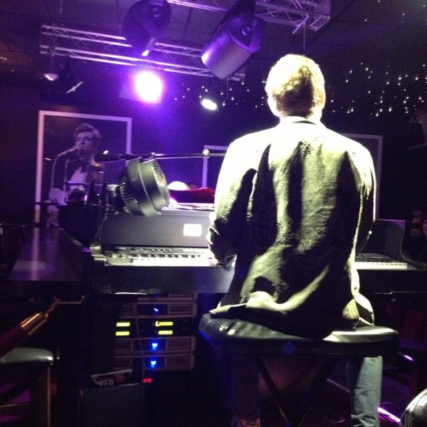 3/9/2013에 Kelly R.님이 Ivory Room Piano Bar에서 찍은 사진