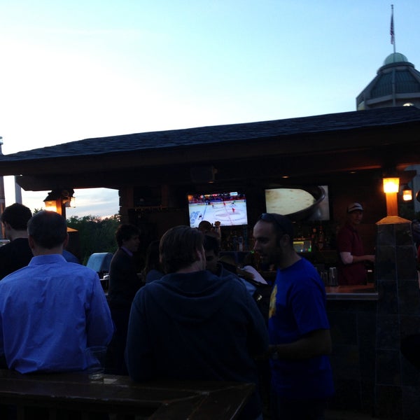 5/5/2013에 Anton G.님이 Arlington Rooftop Bar &amp; Grill에서 찍은 사진