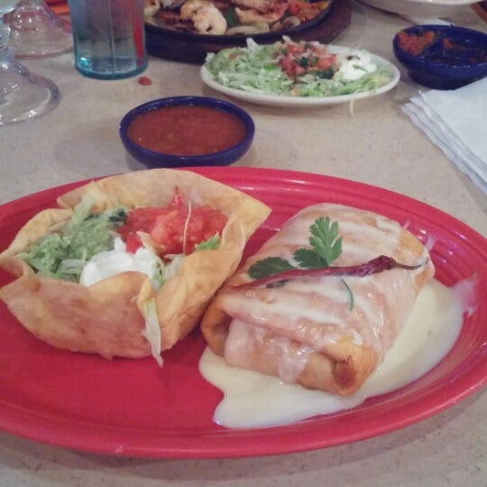 Das Foto wurde bei La Parrilla Mexican Restaurant von James D. am 1/26/2015 aufgenommen