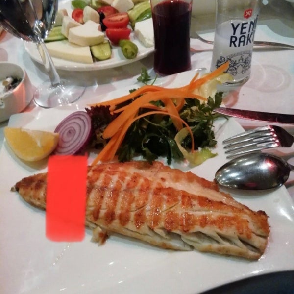 Das Foto wurde bei KoyuMavi Balık Restaurant von Ali Delibaşlar am 11/29/2022 aufgenommen