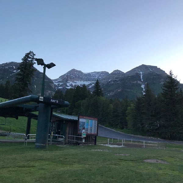 Das Foto wurde bei Sundance Mountain Resort von Tieg Z. am 6/27/2019 aufgenommen