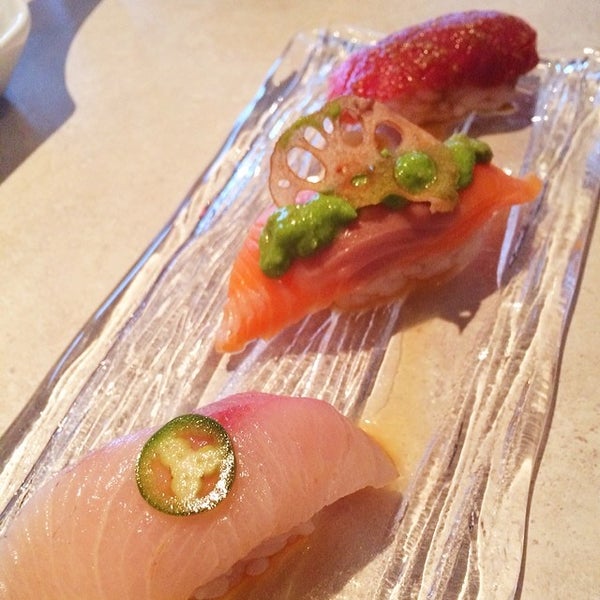 2/19/2014 tarihinde Renee F. T.ziyaretçi tarafından Sushi MiKasa'de çekilen fotoğraf