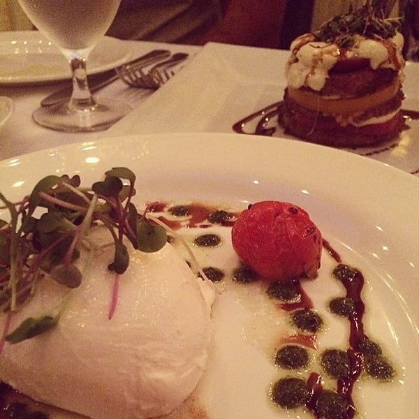 Das Foto wurde bei Anjelica&#39;s Restaurant von Renee F. T. am 6/27/2014 aufgenommen