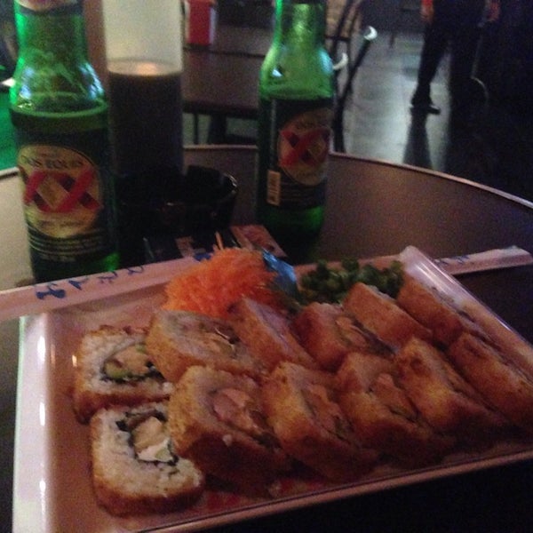 Photo taken at Qué Rollo Sushi Bar by Gustavo H. on 10/9/2013