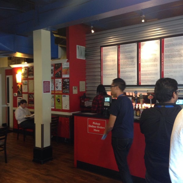 8/28/2013에 Matthew C.님이 Blue Moon Burgers Fremont에서 찍은 사진