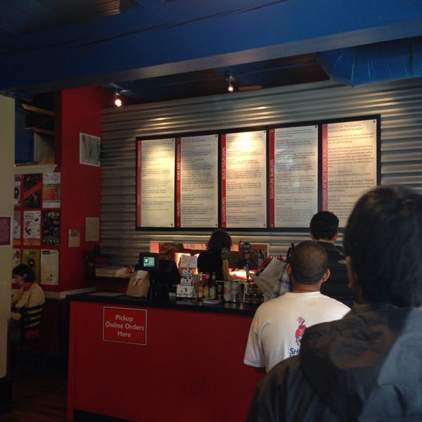 9/19/2013에 Matthew C.님이 Blue Moon Burgers Fremont에서 찍은 사진