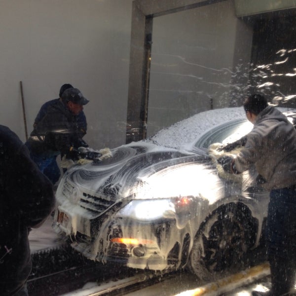 Das Foto wurde bei Imperial Hand Car Wash von Calyeu Racing am 4/25/2014 aufgenommen