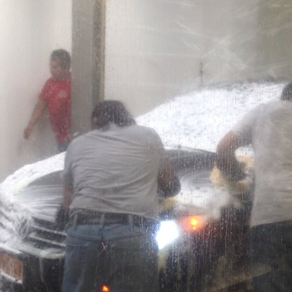 Foto tirada no(a) Imperial Hand Car Wash por Calyeu Racing em 8/1/2014