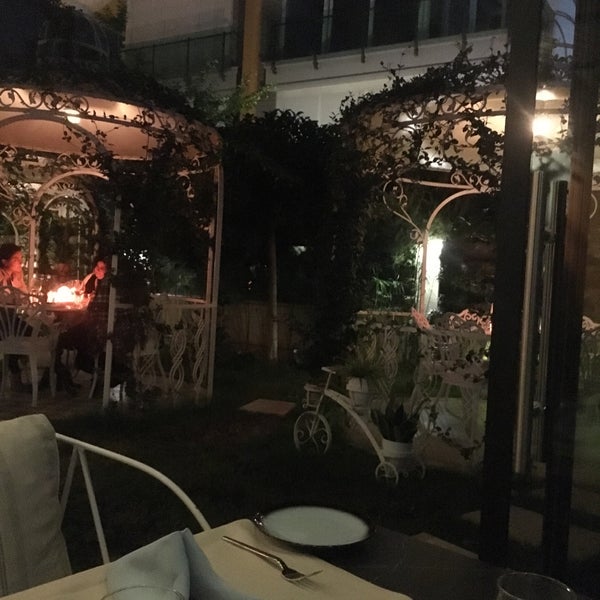 Снимок сделан в Felicita Fine Dining Restaurant пользователем Deniz 11/8/2019