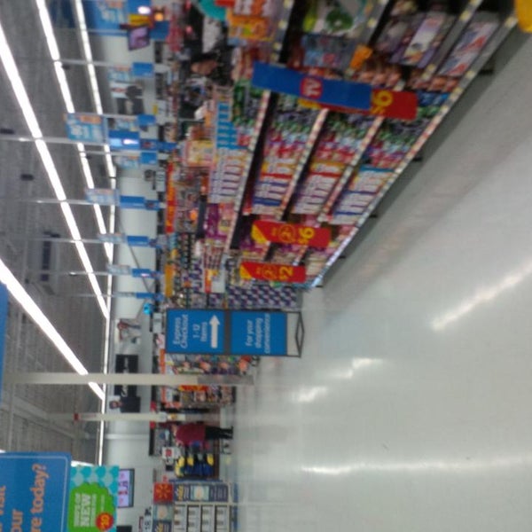 Foto tomada en Walmart Supercentre  por Toby J. el 4/10/2013