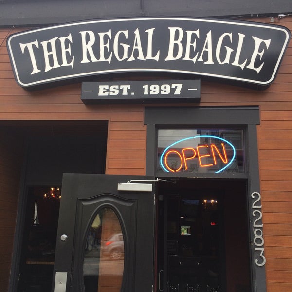 รูปภาพถ่ายที่ Regal Beagle โดย Chris B. เมื่อ 6/19/2015