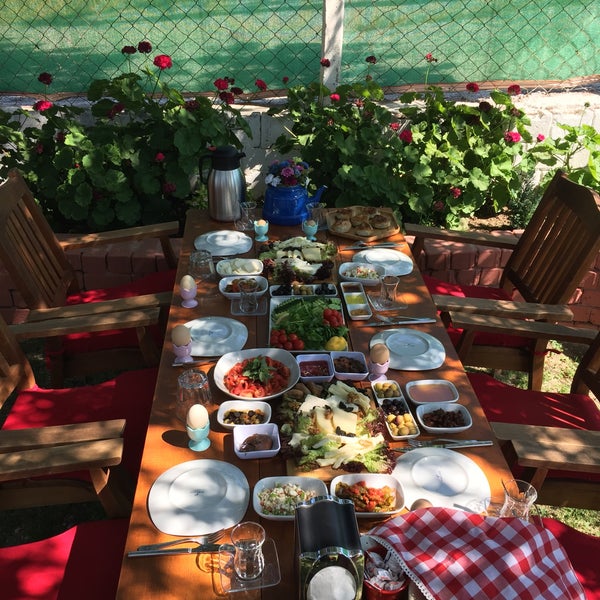 6/2/2018にHuseyin B.がSakızlak Çeşme Kahvaltı &amp; Mangalで撮った写真