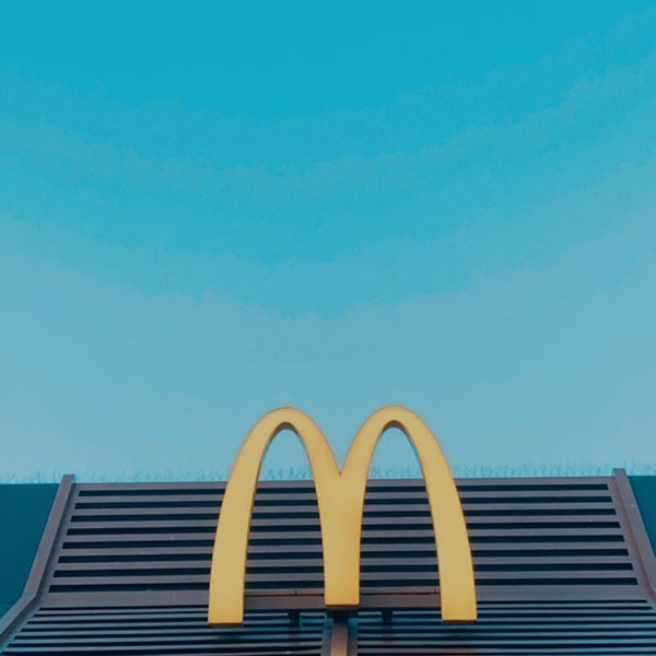รูปภาพถ่ายที่ McDonald&#39;s โดย roxana M. เมื่อ 7/26/2021