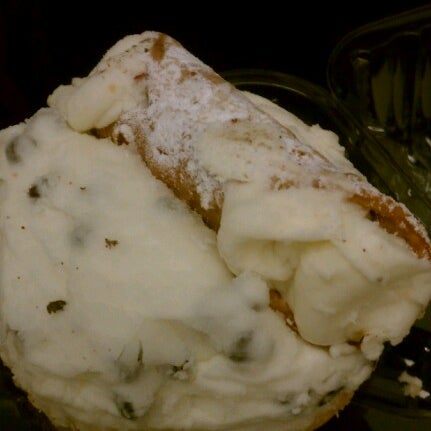 12/20/2012 tarihinde Natalie D.ziyaretçi tarafından Crumbs Bake Shop'de çekilen fotoğraf