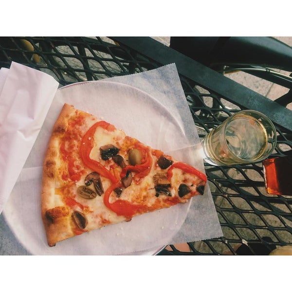 Das Foto wurde bei Rosco&#39;s Pizza von Ashley H. am 7/13/2015 aufgenommen