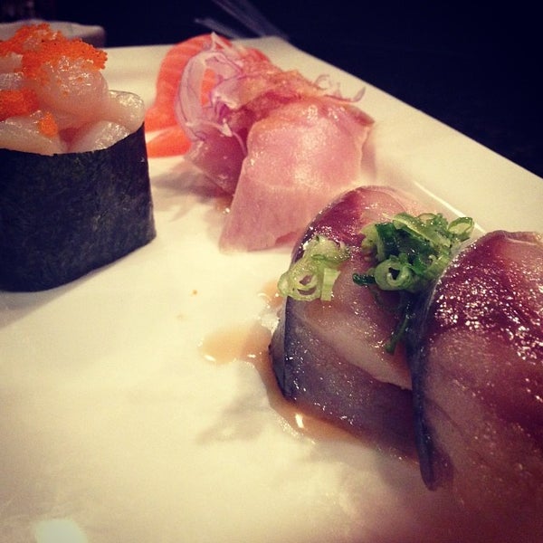 Photo prise au Bluefin Fusion Japanese Restaurant par Joel L. le12/31/2013