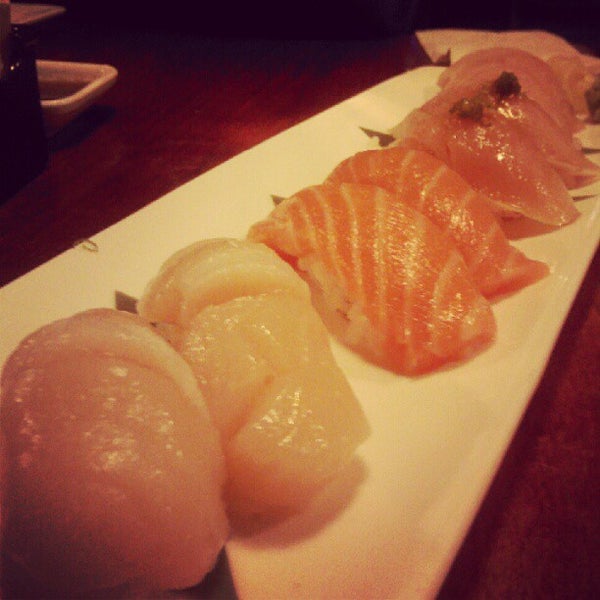 Foto diambil di Banbu Sushi Bar &amp; Grill oleh Joel L. pada 9/28/2012