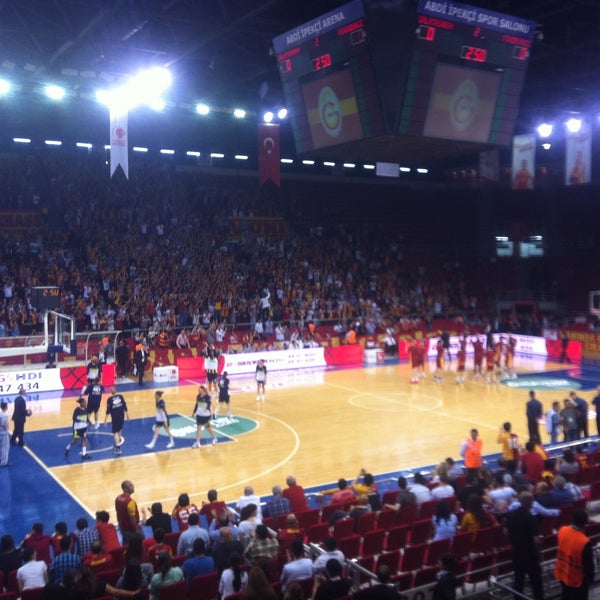 รูปภาพถ่ายที่ Abdi İpekçi Arena โดย Sinan D. เมื่อ 4/29/2013