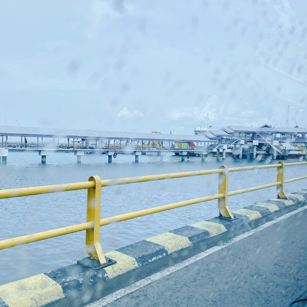 Photo taken at Pelabuhan Penyeberangan Ketapang by Dyah Peni H. on 1/5/2021