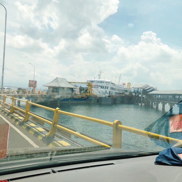 Foto diambil di Pelabuhan Penyeberangan Ketapang oleh Dyah Peni H. pada 12/30/2019