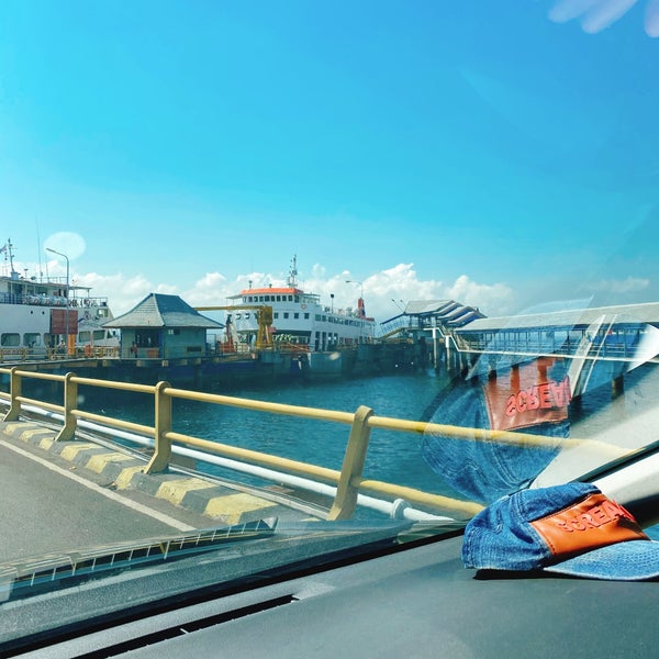 Foto diambil di Pelabuhan Penyeberangan Ketapang oleh Dyah Peni H. pada 8/29/2021