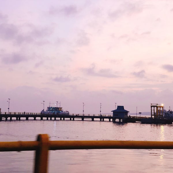 Foto diambil di Pelabuhan Penyeberangan Ketapang oleh Dyah Peni H. pada 8/12/2019