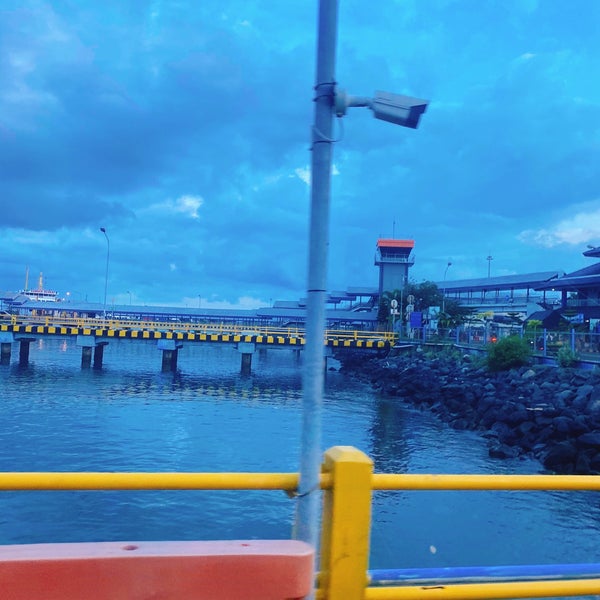 Photo taken at Pelabuhan Penyeberangan Ketapang by Dyah Peni H. on 4/23/2022