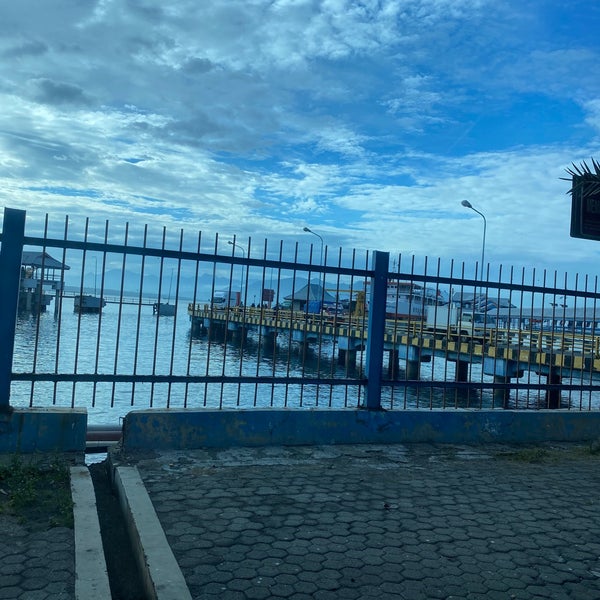 Photo taken at Pelabuhan Penyeberangan Ketapang by Dyah Peni H. on 7/8/2021
