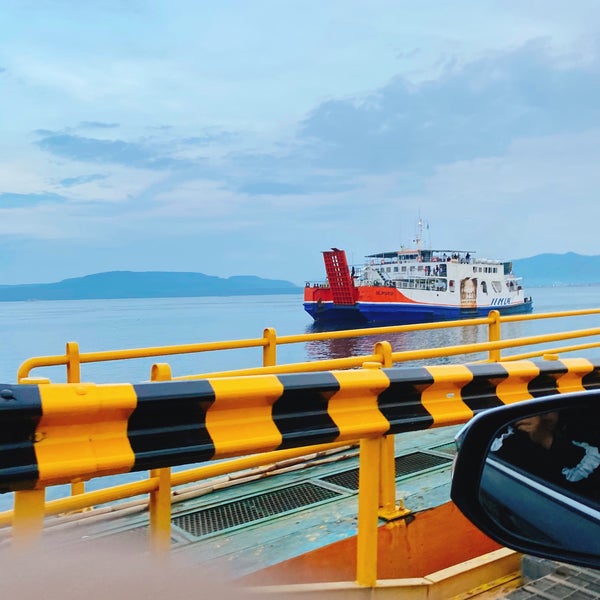 Foto diambil di Pelabuhan Penyeberangan Ketapang oleh Dyah Peni H. pada 11/23/2021