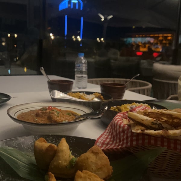 Foto scattata a Dubb Indian Bosphorus Restaurant da RA. il 8/8/2022