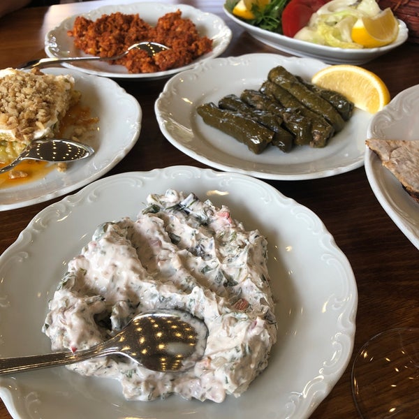 Das Foto wurde bei Kile Restaurant von Fİ am 5/13/2022 aufgenommen